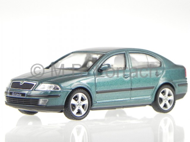 Skoda_Octavia_2004_islandguen_Modellauto_143AB-001Q_Abrex_43_vl.jpg